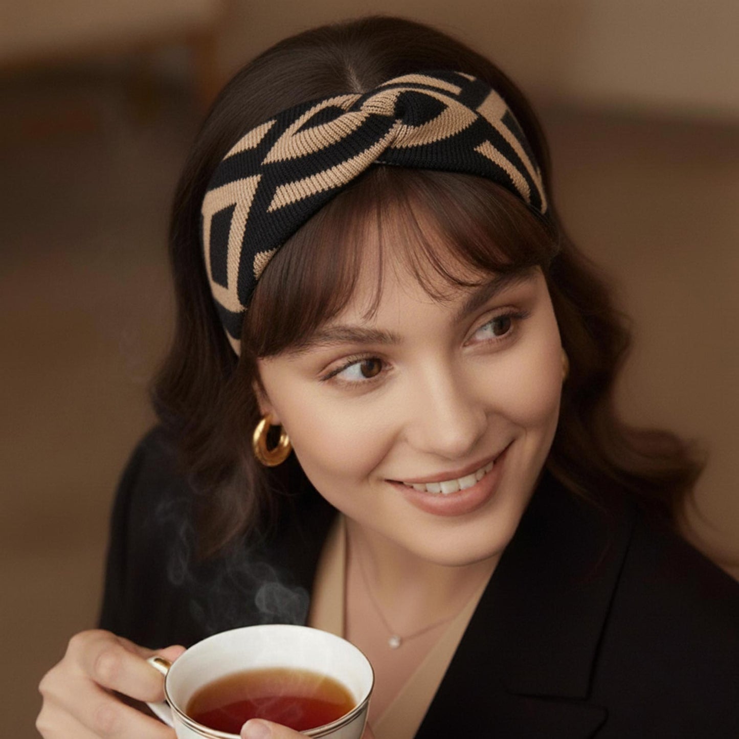 Bandeau Croisé Nami en Maille Jacquard Chevron Marron