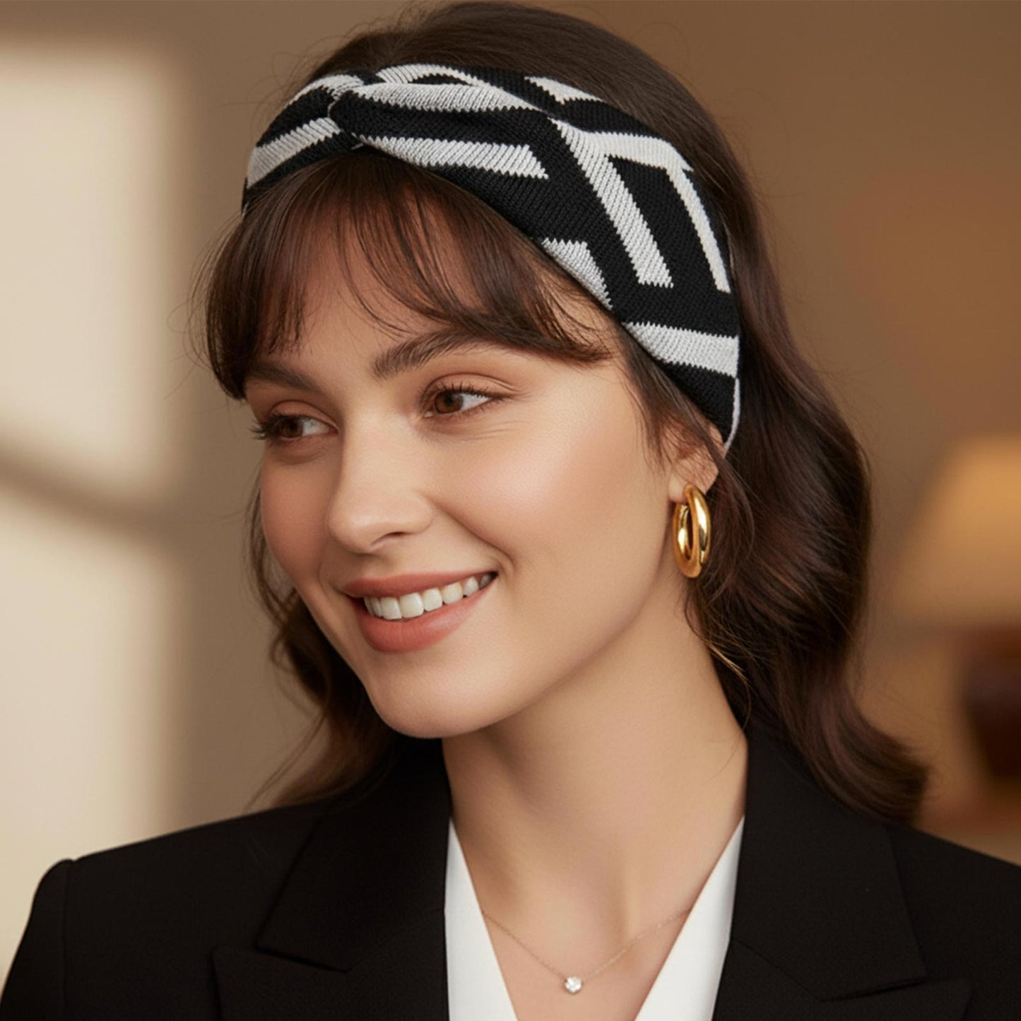 Bandeau Croisé Nami en Maille Jacquard Chevron Noir et Blanc