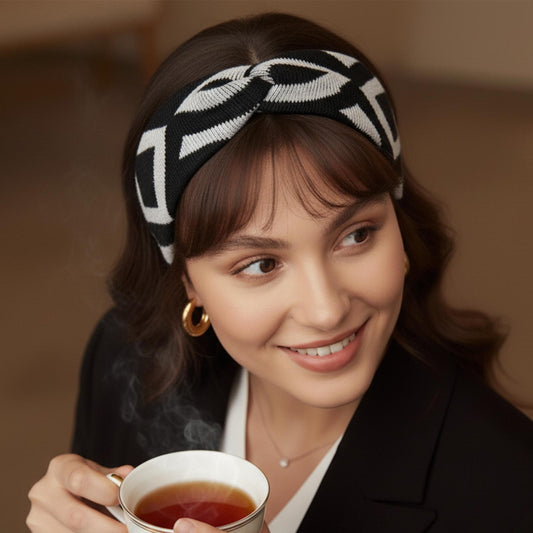 Bandeau Croisé Nami en Maille Jacquard Chevron Noir et Blanc