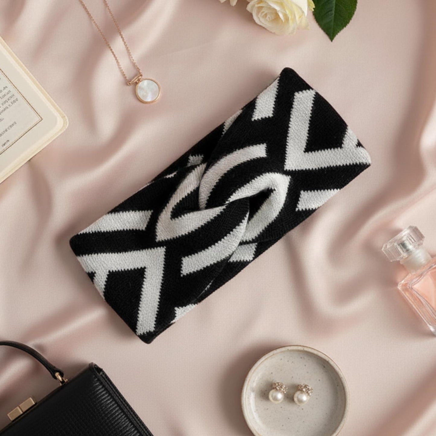 Bandeau Croisé Nami en Maille Jacquard Chevron Noir et Blanc