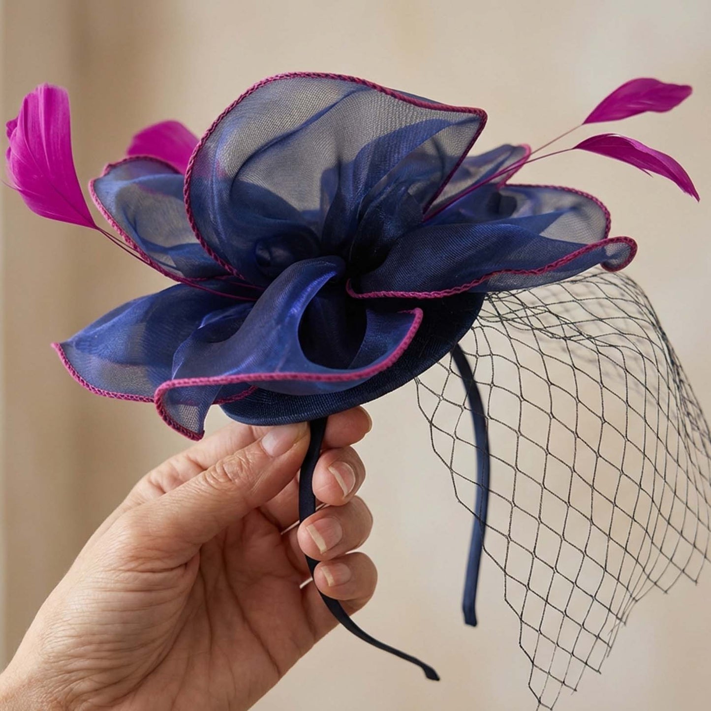 Chapeau Bibi Fleur Sublime à Plumes Délicate et Voile Subtil Bleu Marine