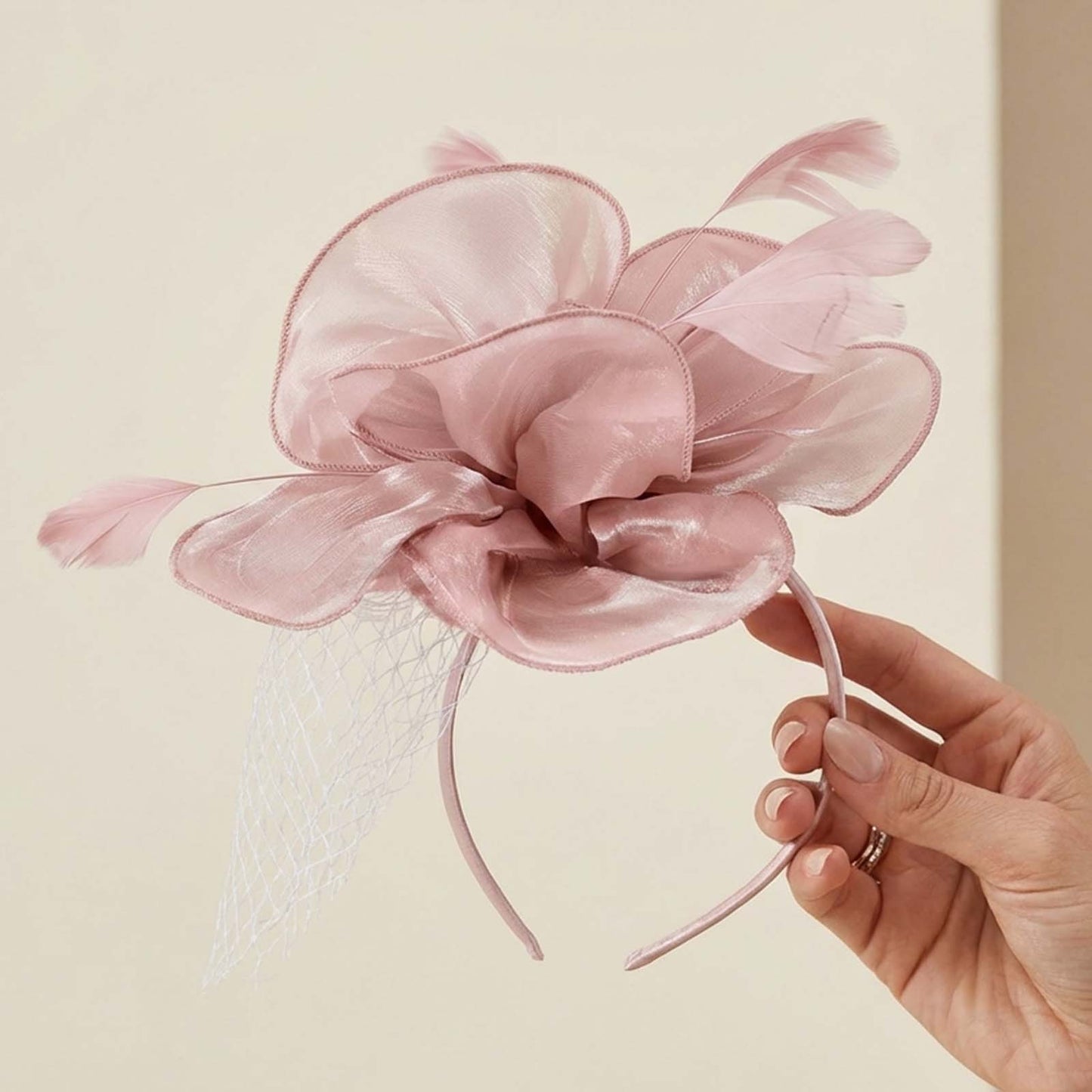 Chapeau Bibi Fleur Sublime à Plumes Délicate et Voile Subtil Rose Gold
