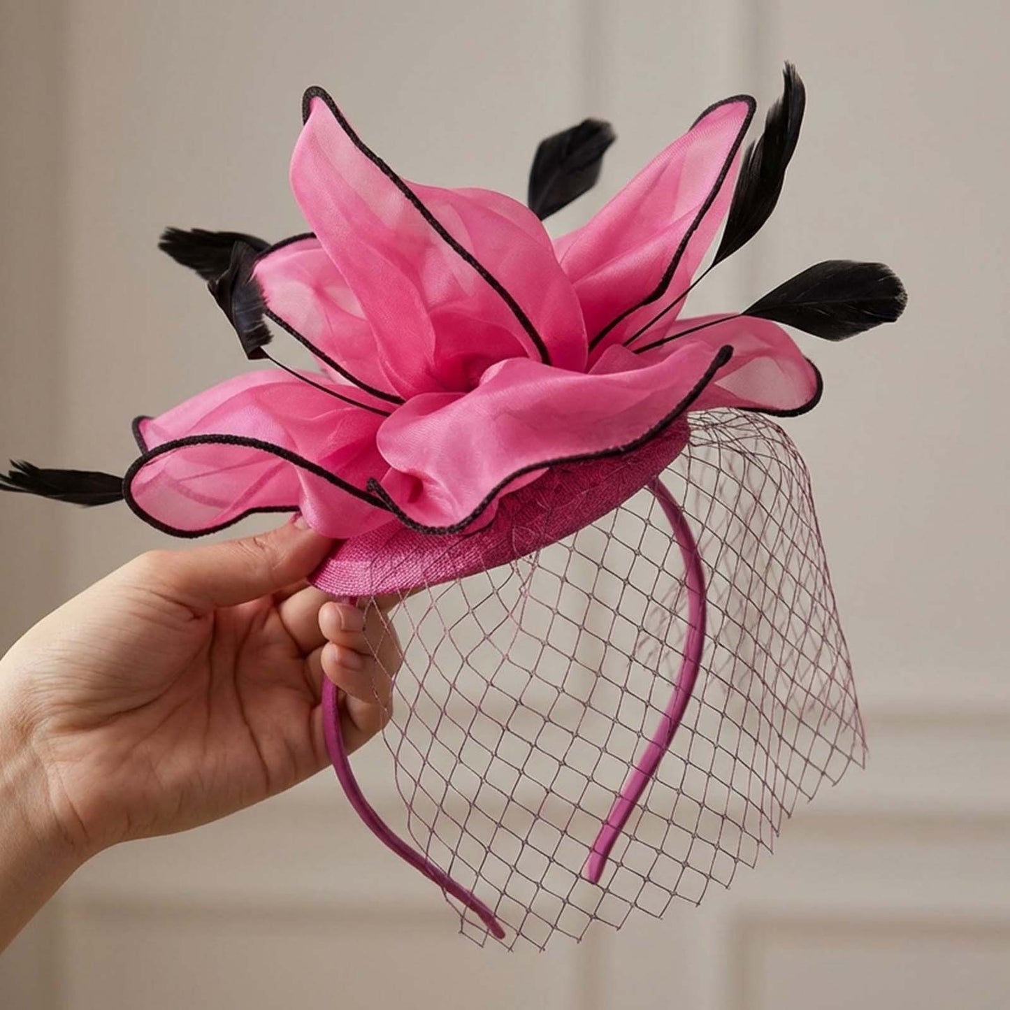 Chapeau Bibi Fleur Sublime à Plumes Délicate et Voile Subtil Fuchsia