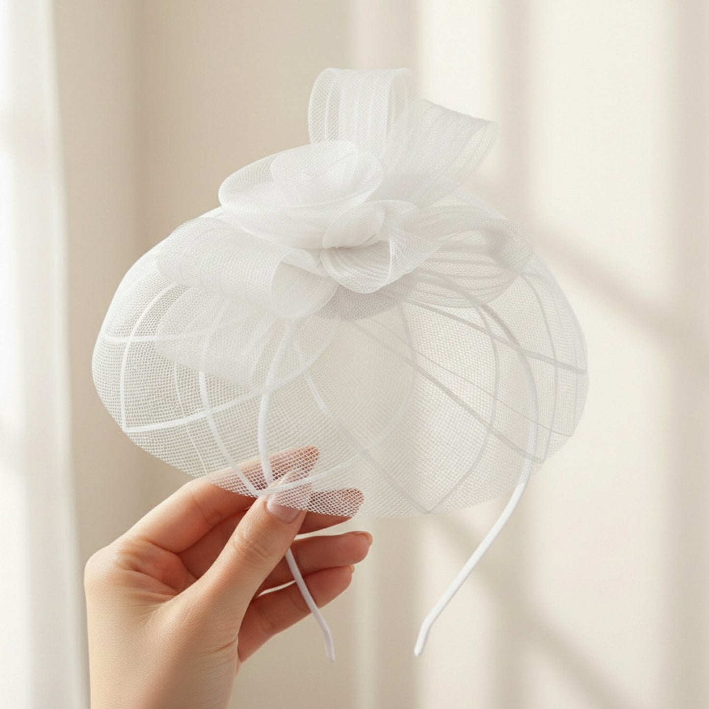 Chapeau Bibi Style Pillbox à Voilette et Détail Floral Raffiné Blanc