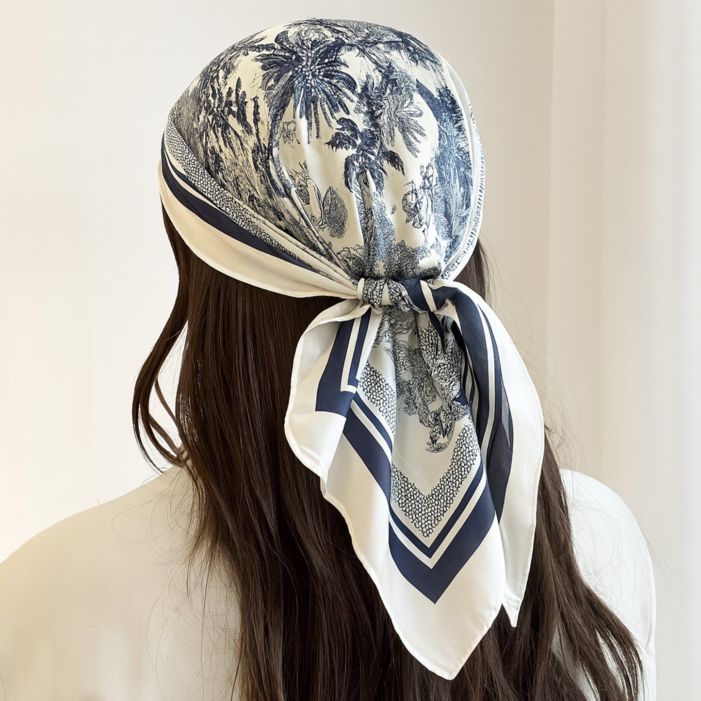 Foulard carré toucher soie Toile de Jouy 70x70cm