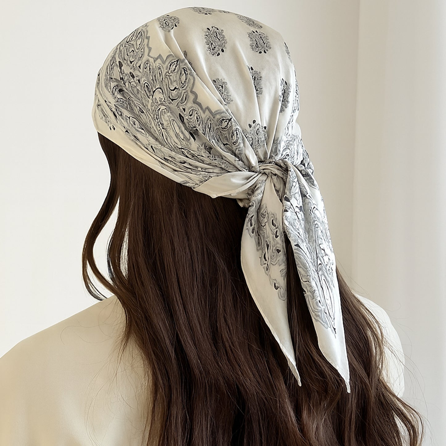 Foulard carré toucher soie Couture Paisley Ivoire satiné 70x70cm