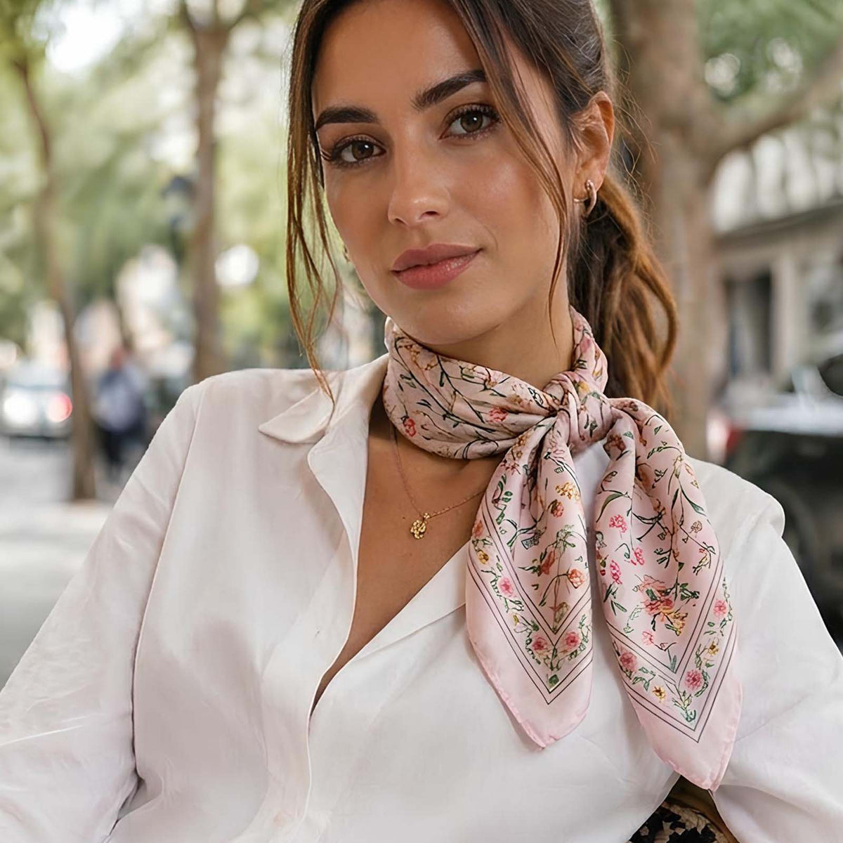 Foulard carré toucher soie Blossom Breeze 70x70cm