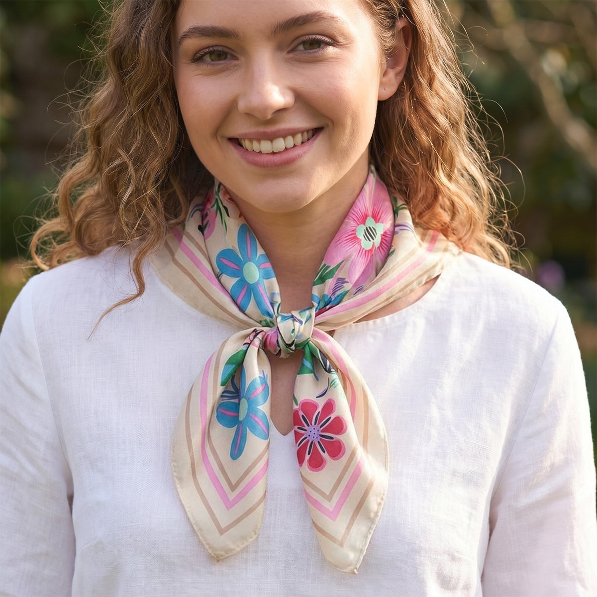 Foulard carré toucher soie Blush Garden 70x70cm