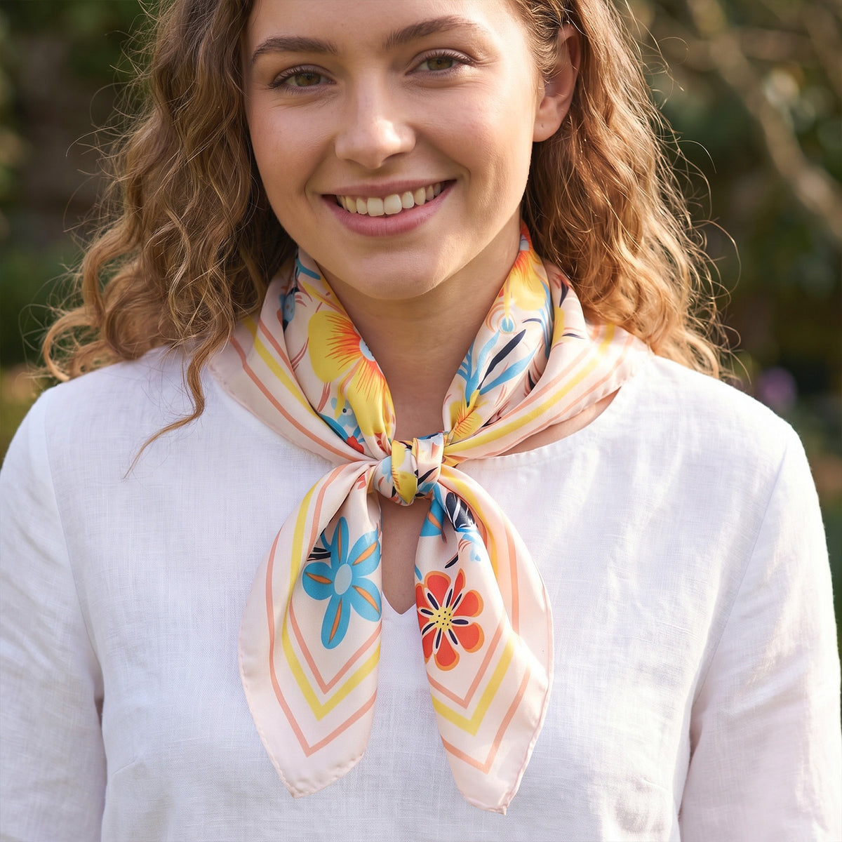 Foulard carré toucher soie Pétales Éclatants 70x70cm