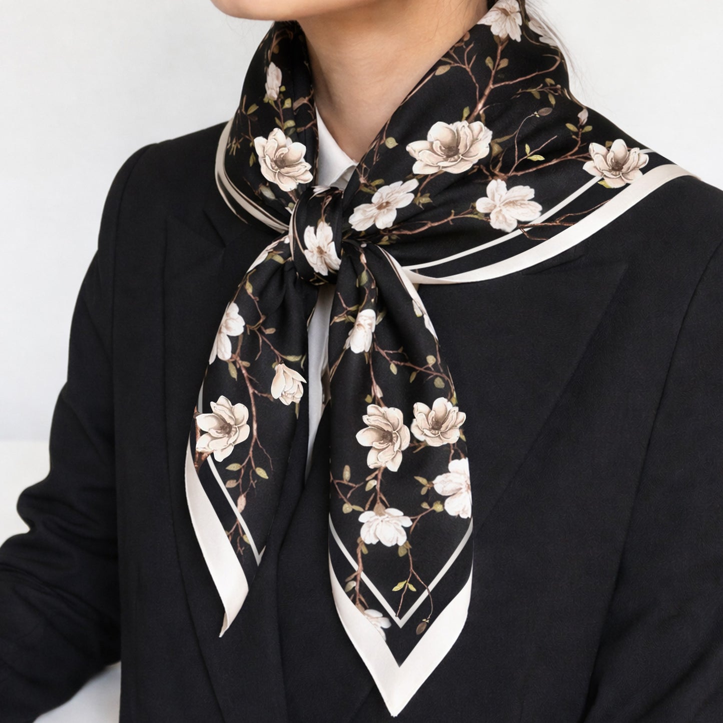 Foulard carré floral effet soie Magnolia Nocturne - 90 x 90 cm