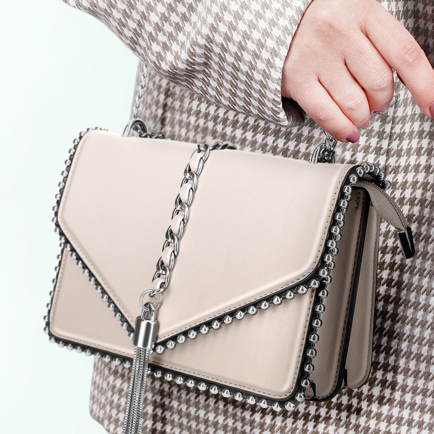 Sac à Main Clouté à Anse en Chaîne Métallique Le Petit Flâneur Beige