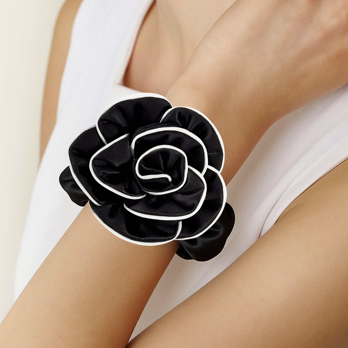 Chouchou Camélia en Satin Black And White Bloom