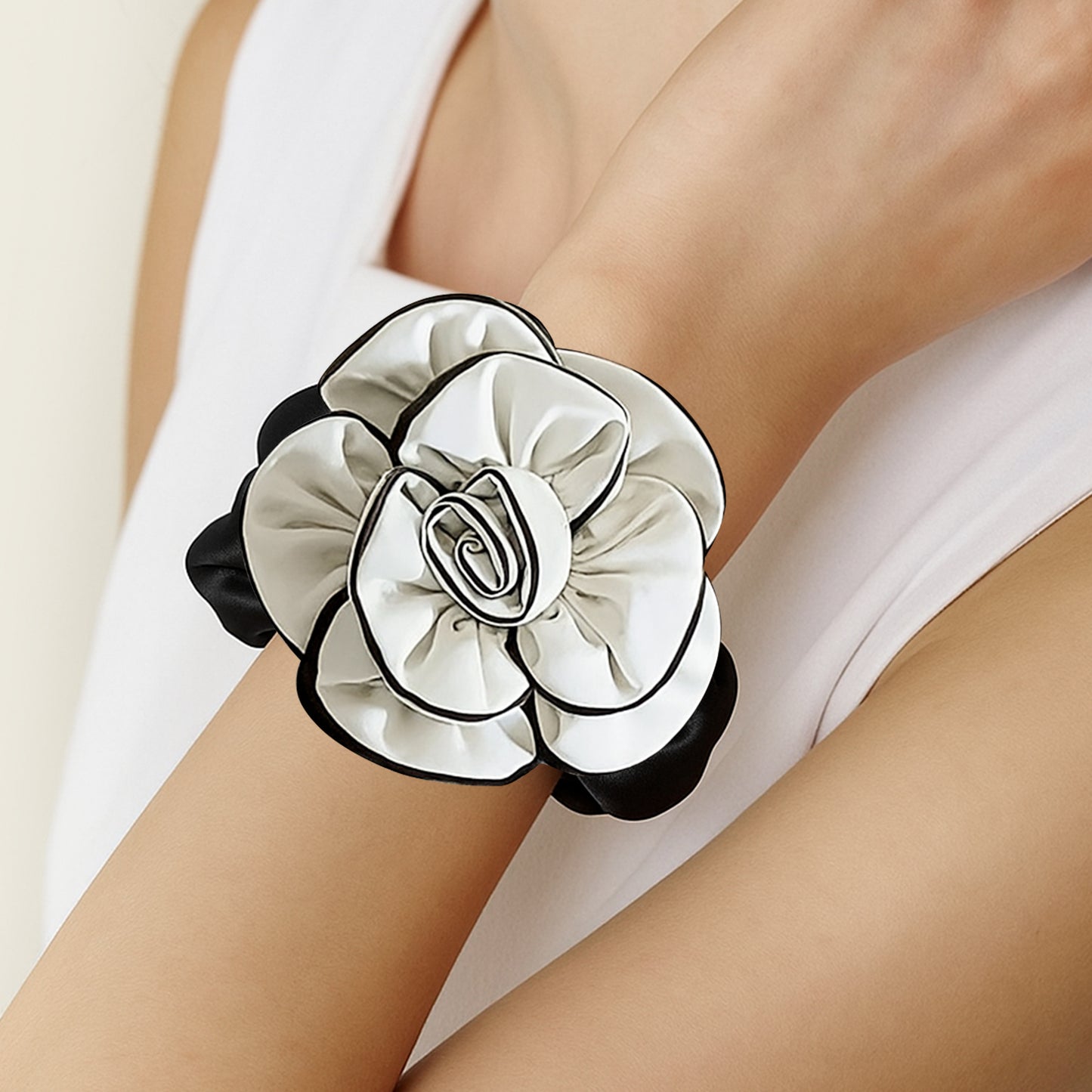 Chouchou Camélia en Satin White Bloom