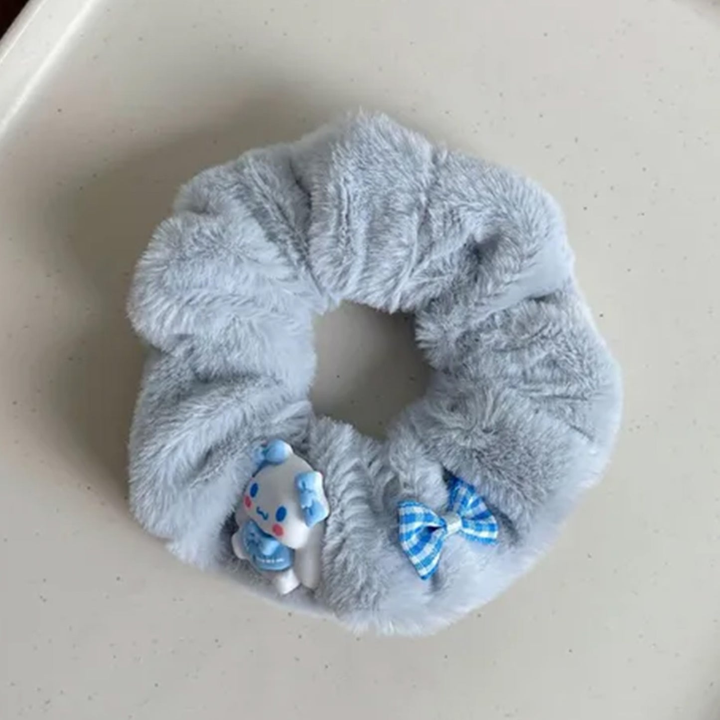 Chouchou Classique pour Cheveux en Fausse Fourrure Pelucheux avec Charms Sanrio Ravissant Gris