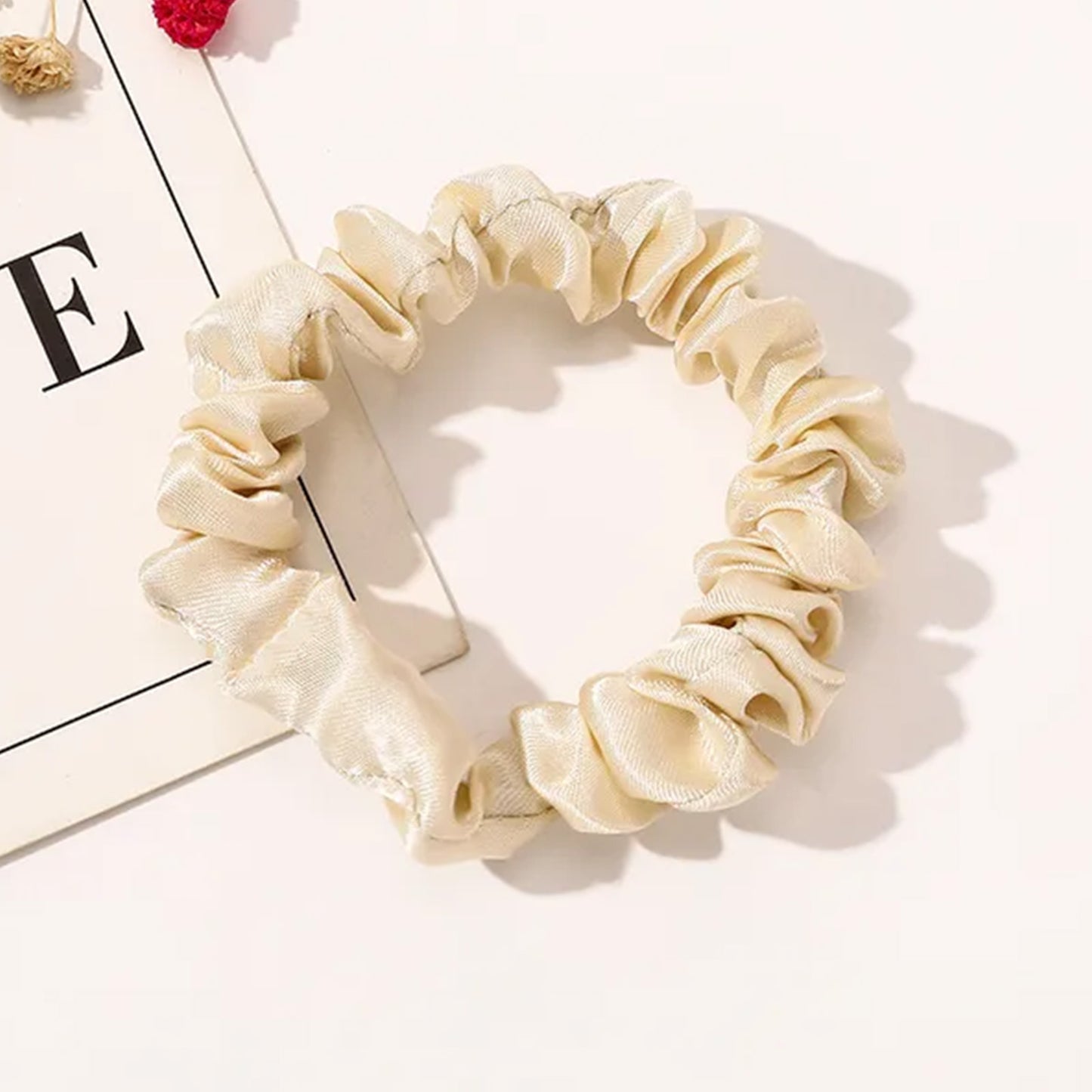 Chouchou Classique pour Cheveux en Satin Plissé Minimaliste Beige