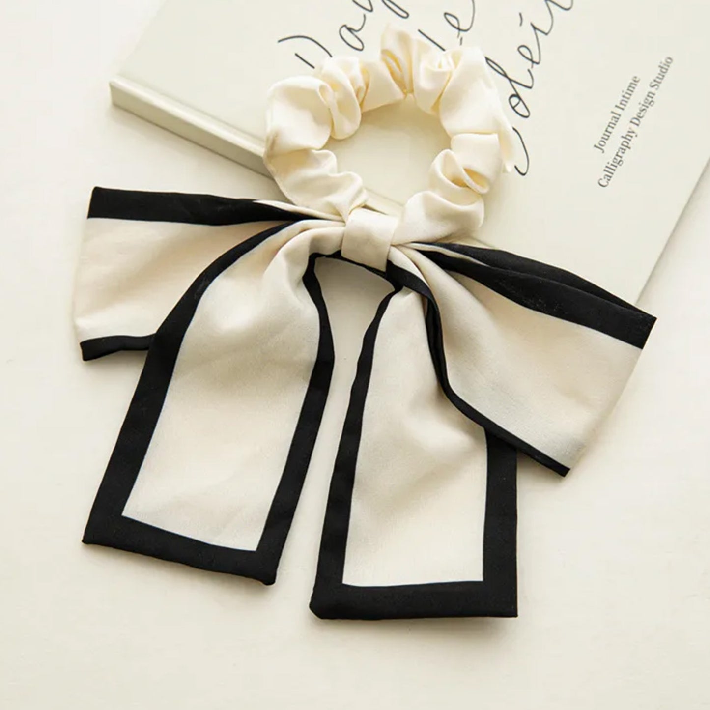 Chouchou en Satin Nœud Papillon Blanc - Collection Spencer