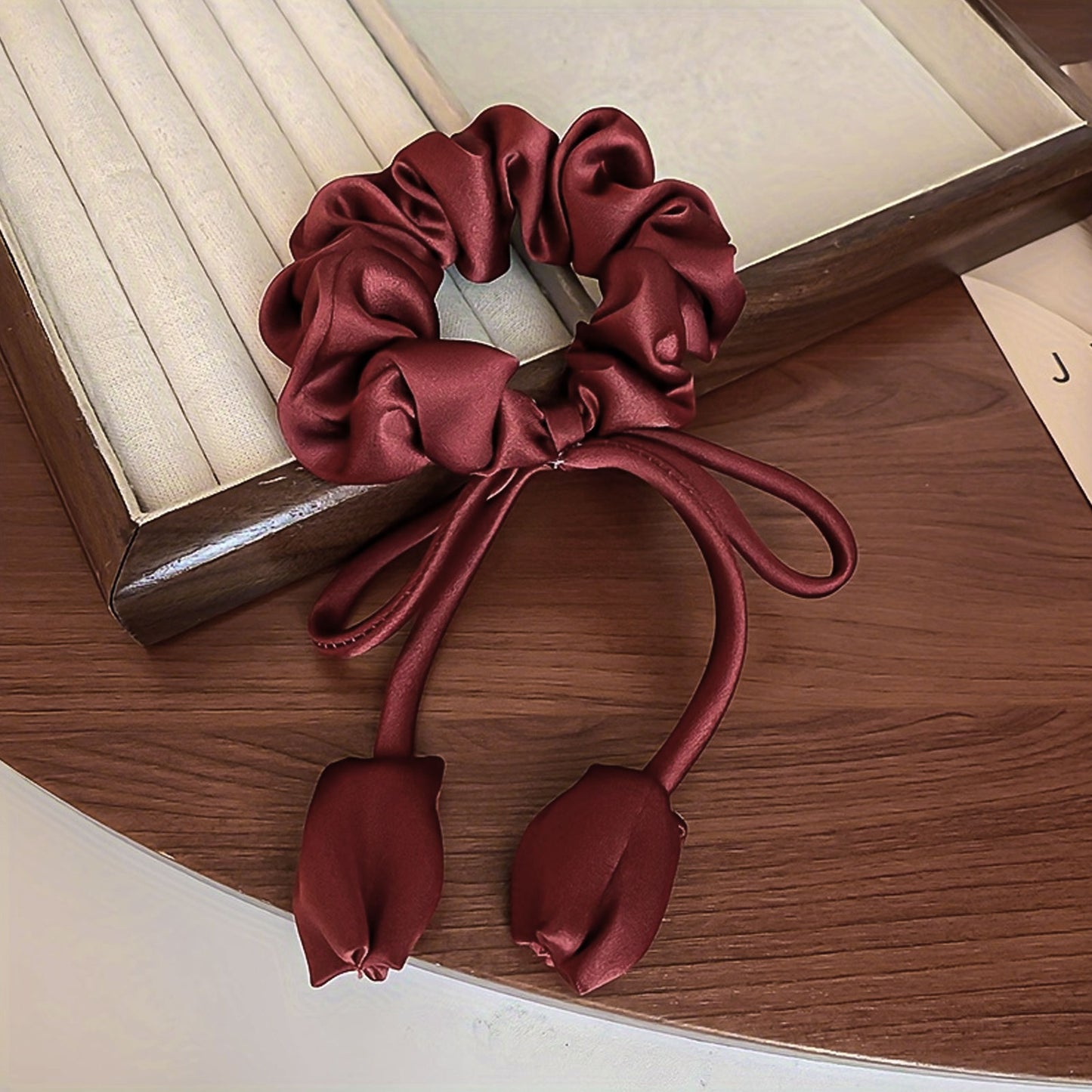 Chouchou Classique pour Cheveux en Satin à Fleurs Tombantes Glamour Bordeaux