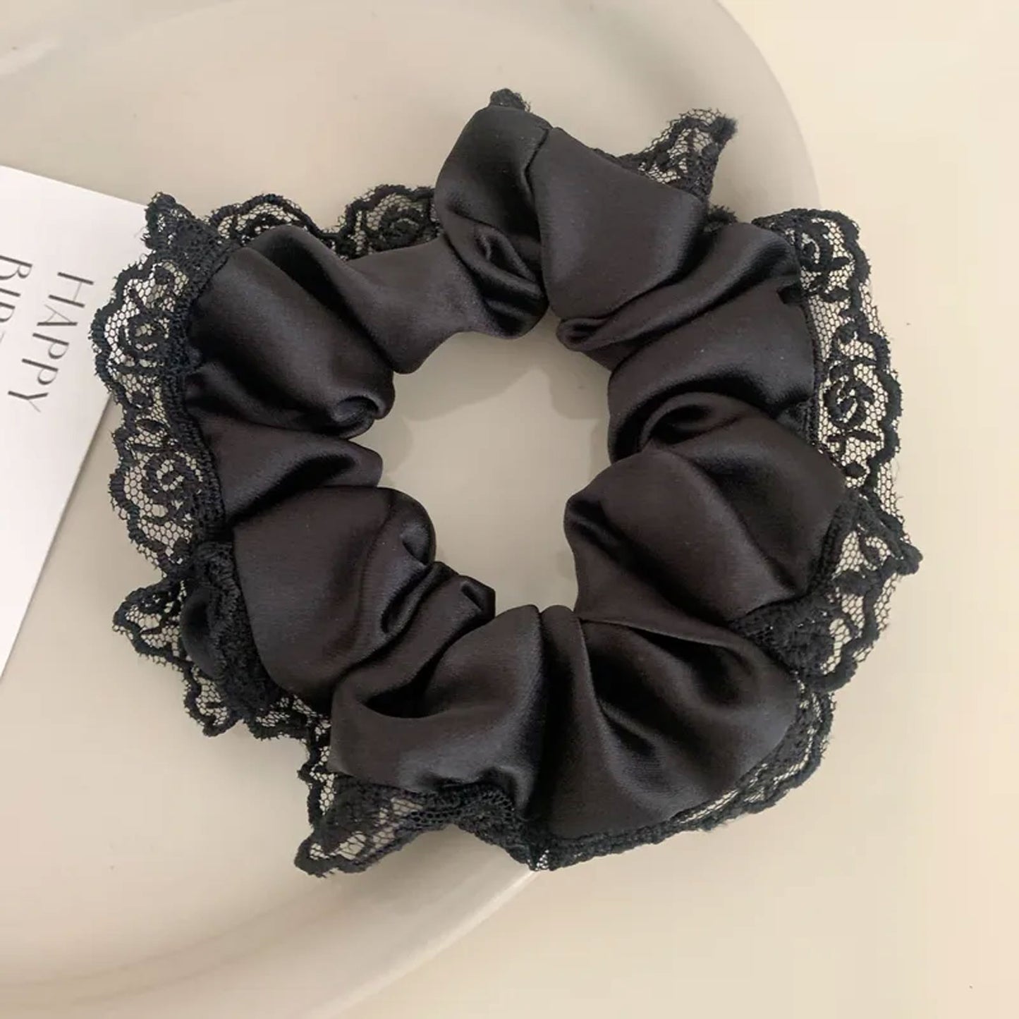 Chouchou Oversize avec Dentelle Darcy en Satin Noir