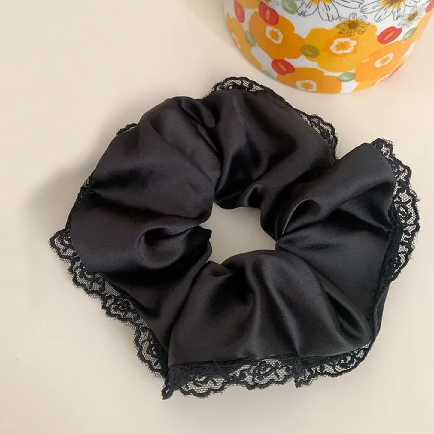 Chouchou avec Dentelle Darcy en Satin Noir