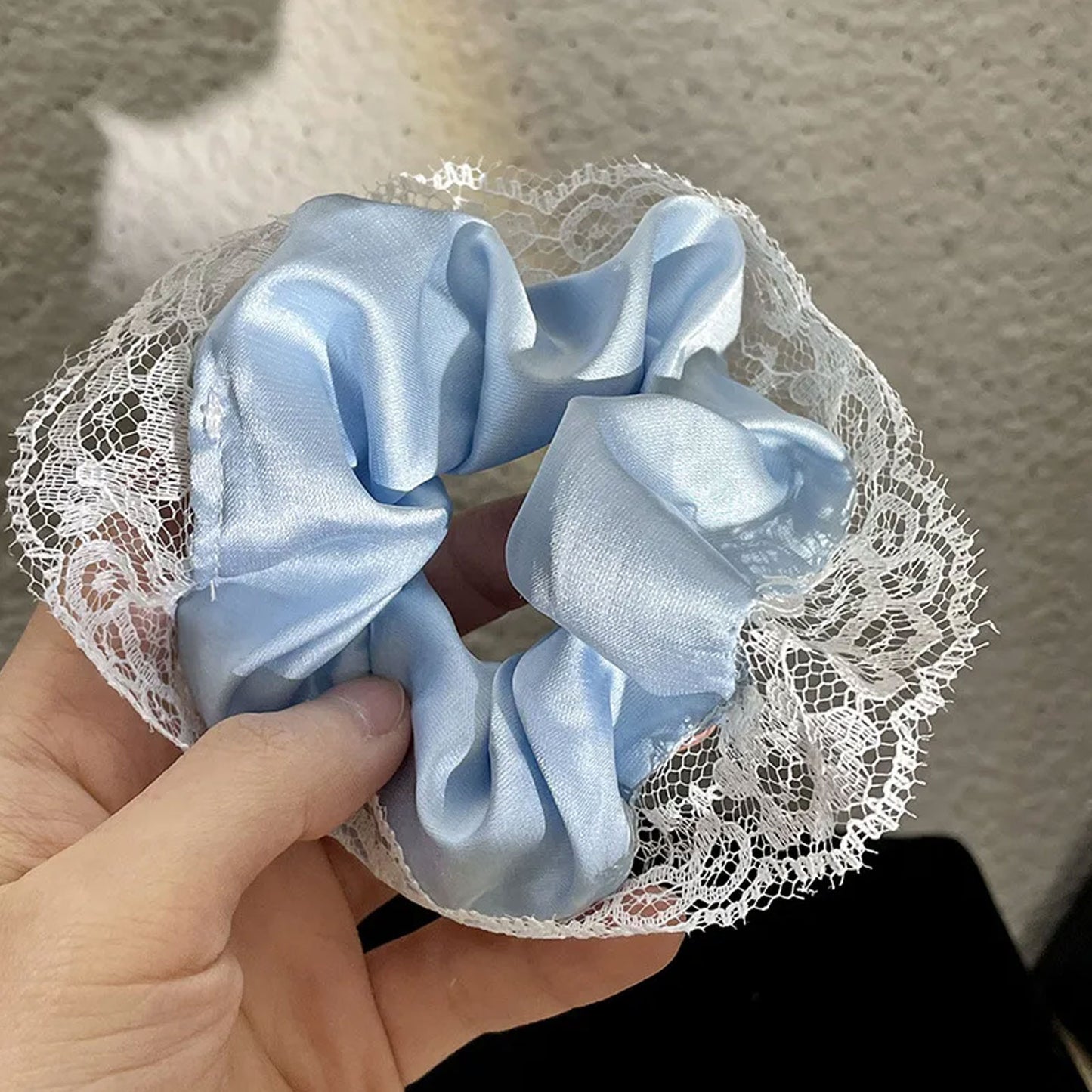 Chouchou en Satin avec Dentelle Bleu Ciel