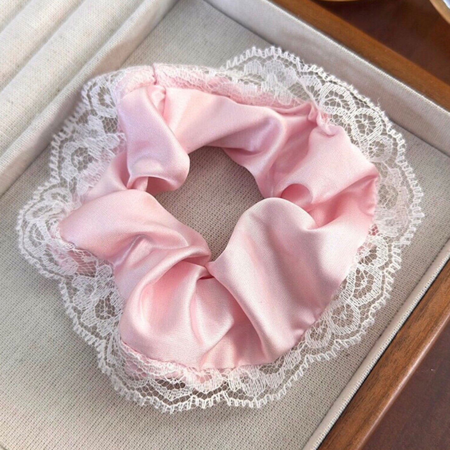 Chouchou en Satin avec Dentelle - Collection Hazel