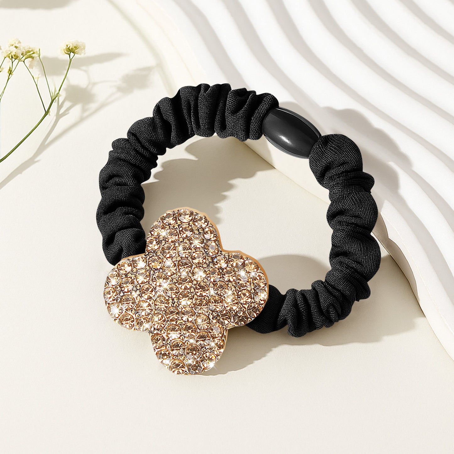 Chouchou en Satin avec Trèfle Brillant Noir