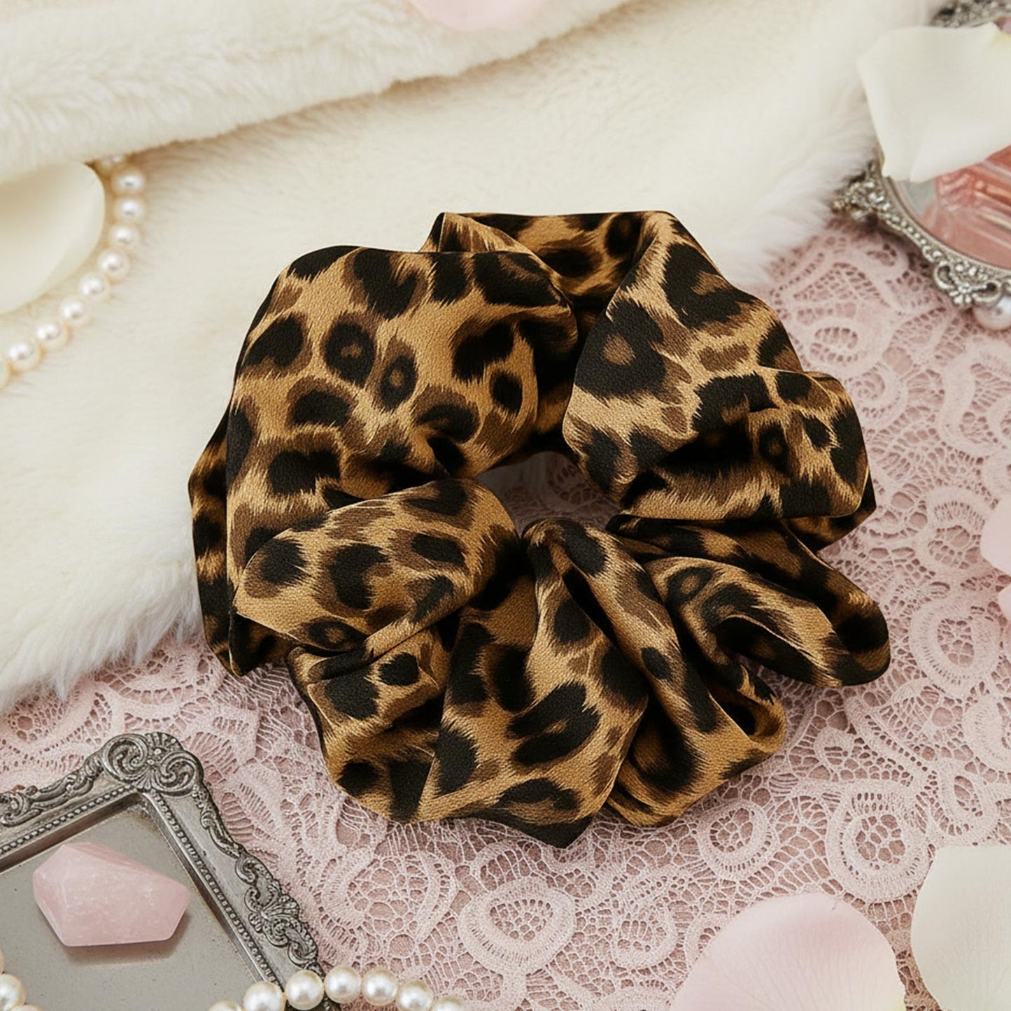 Chouchou XXL Imprimé Léopard Élyna en Tissu Doux Marron