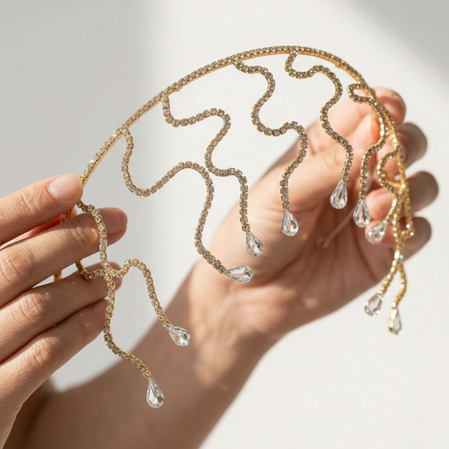 Bijou de Tête Grâcieuse Doré avec Arabesques en Strass Délicats