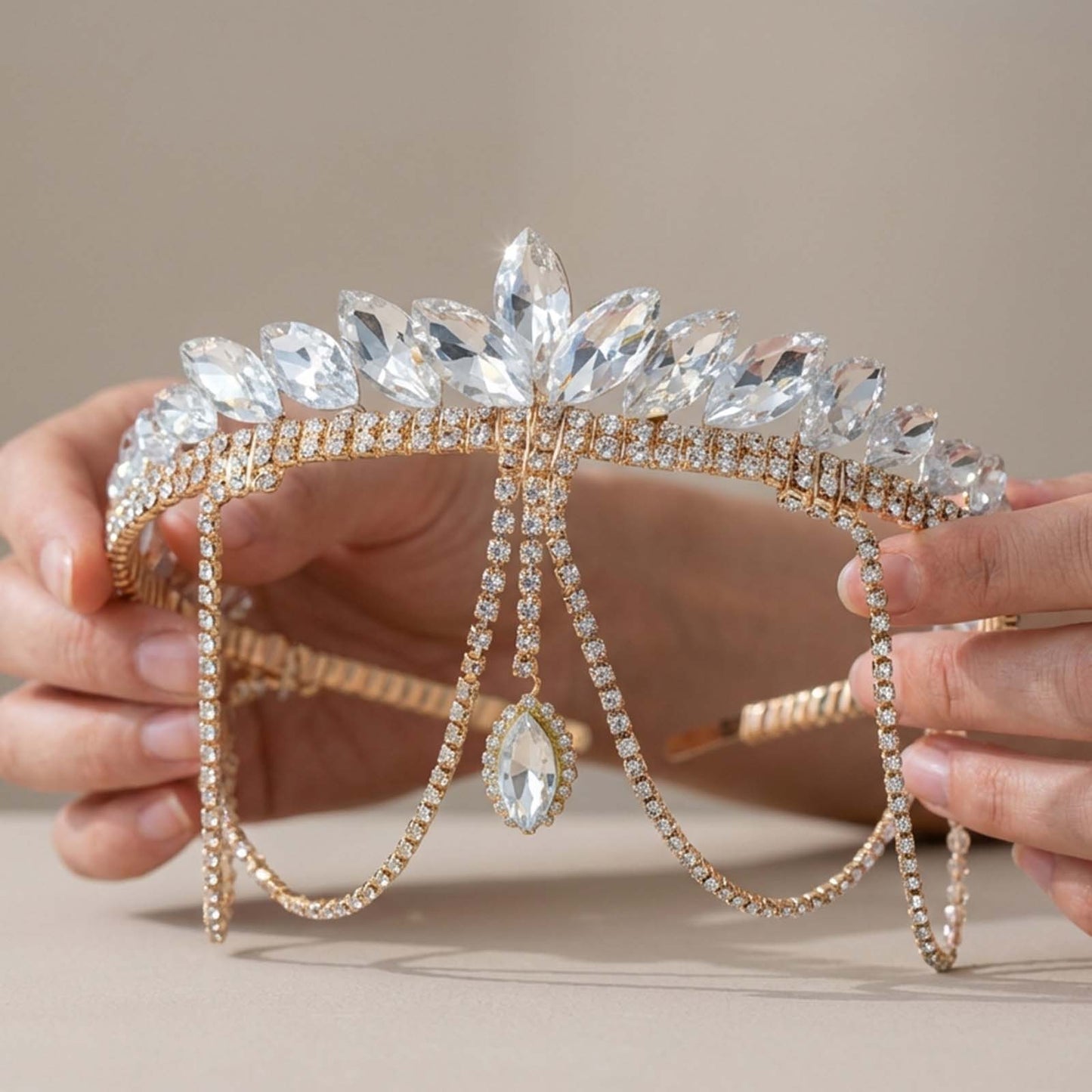Parure de Tête Fine Dorée avec Frange Cristallisé et à Motif Feuilles Marquise