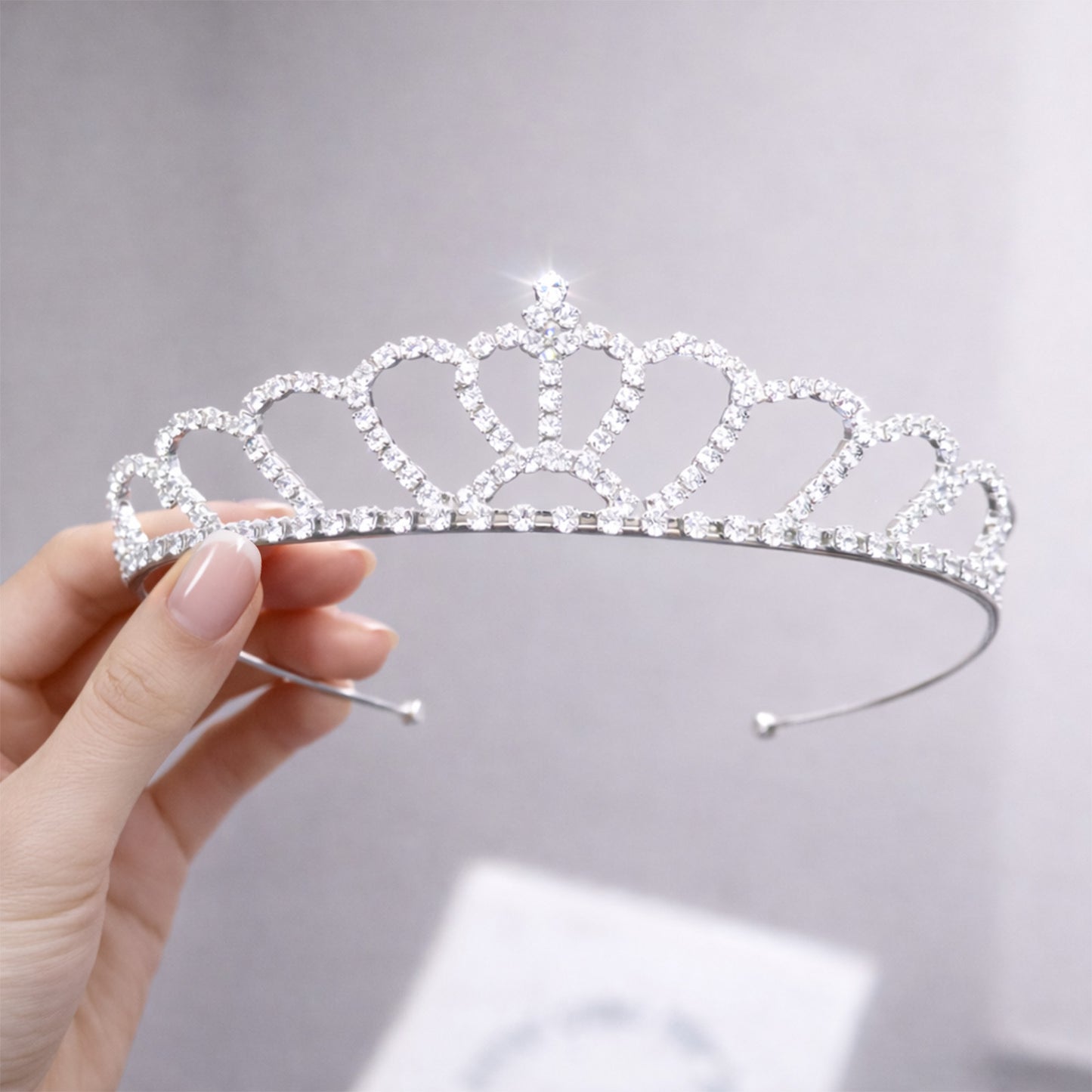 Tiare Délicate Rosée Élégante à Cristaux Étincelants Motif Romantique