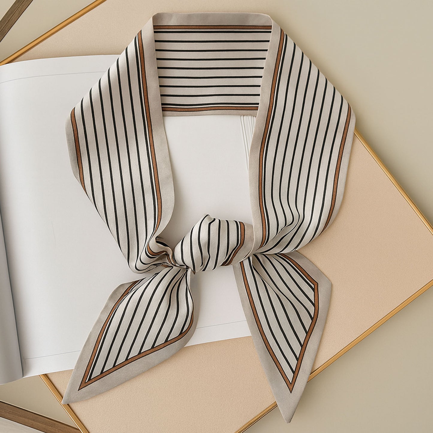 Foulard Ruban Tissage Satiné Éclat de Crème à Rayures Noires