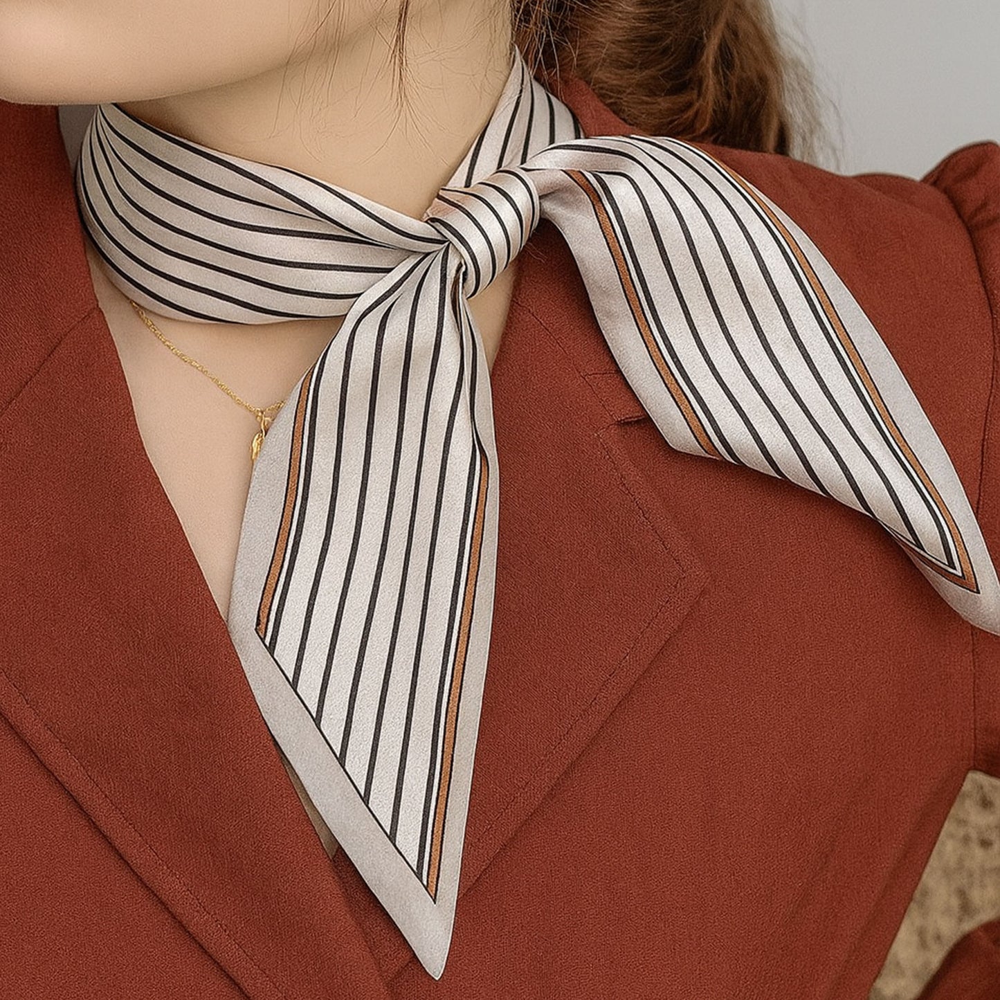 Foulard Ruban Tissage Satiné Éclat de Crème à Rayures Noires