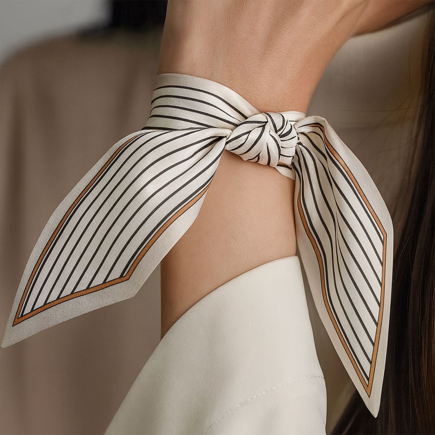 Foulard Ruban Tissage Satiné Éclat de Crème à Rayures Noires
