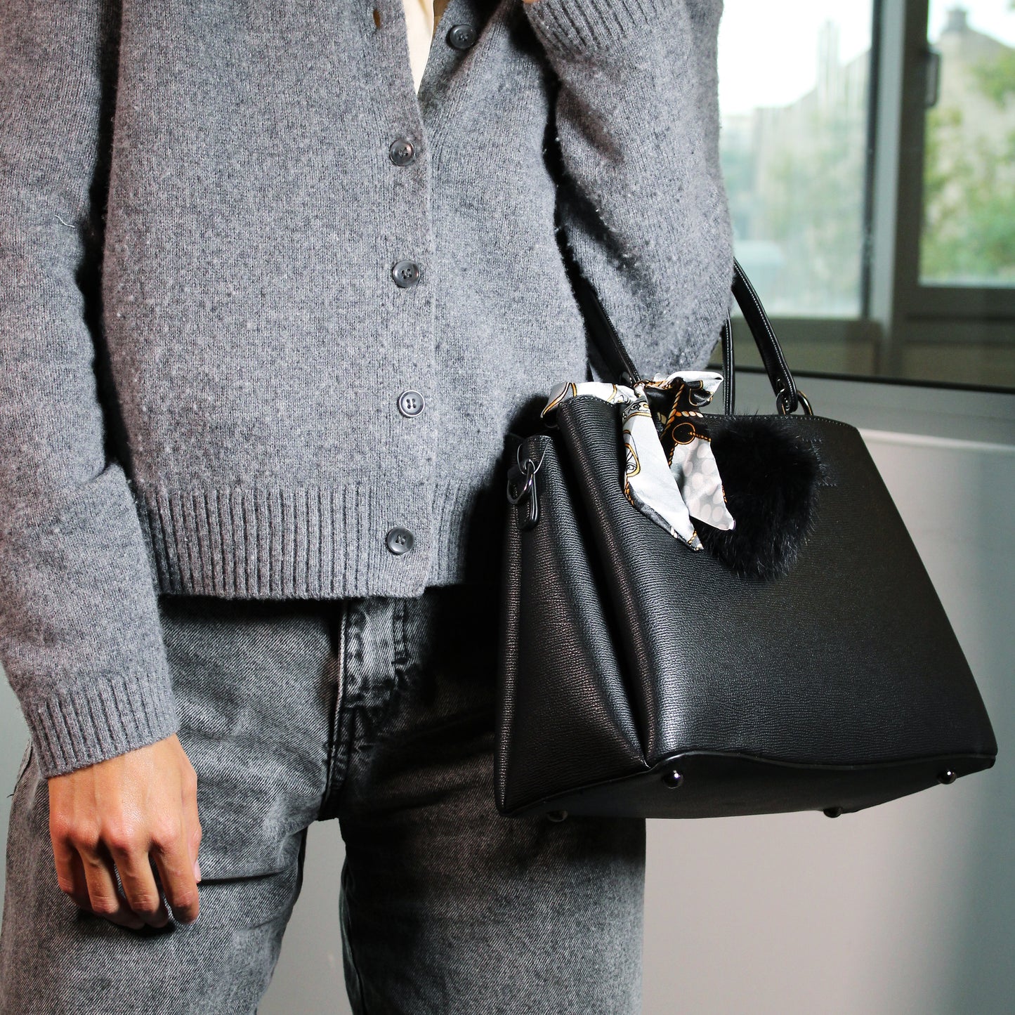 Sac à Main à Pompom et Foulard La Grâce Noir