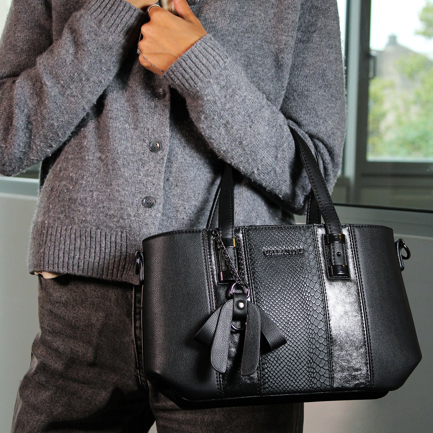 Sac Cabas à Texture Croco et Pendentif L'Affirmée Noir
