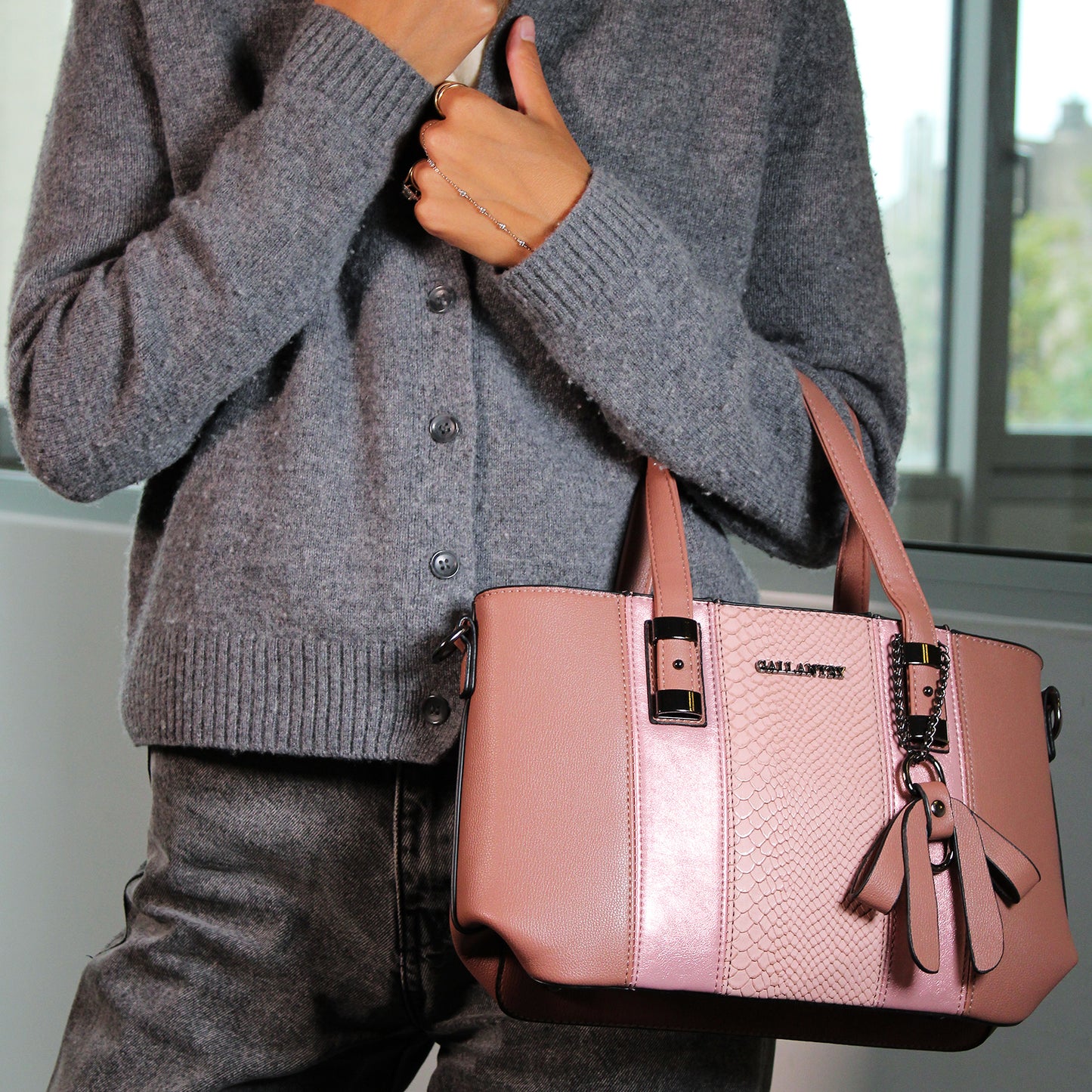 Sac Cabas à Texture Croco et Pendentif L'Affirmée Rose Antique