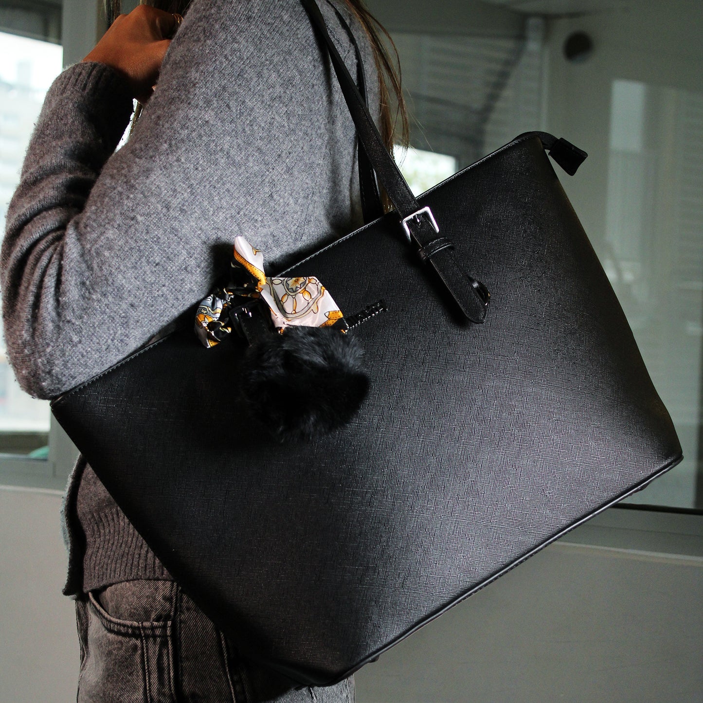 Sac Cabas à Pompom et Foulard Allyson Noir