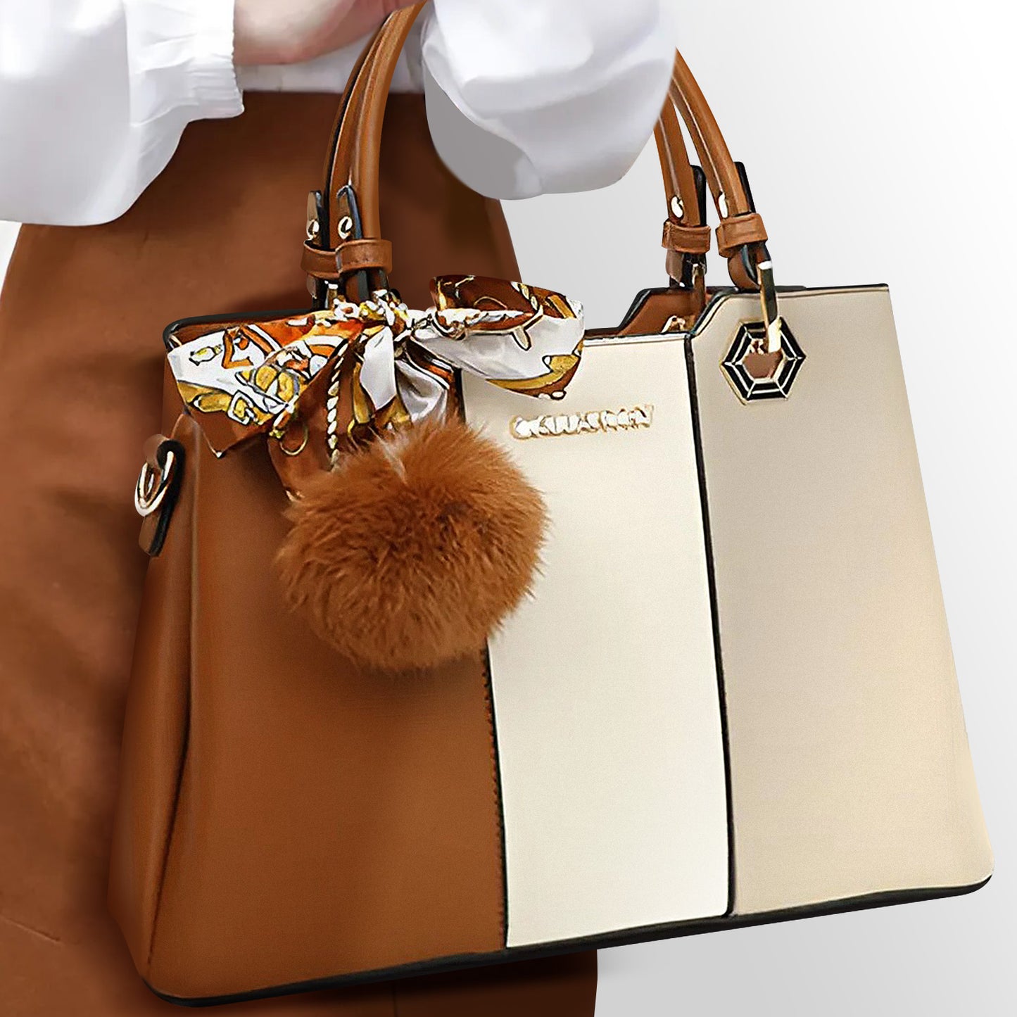 Sac Fourre-Tout Trois Teintes à Pompon La Nuance Marron-Beige