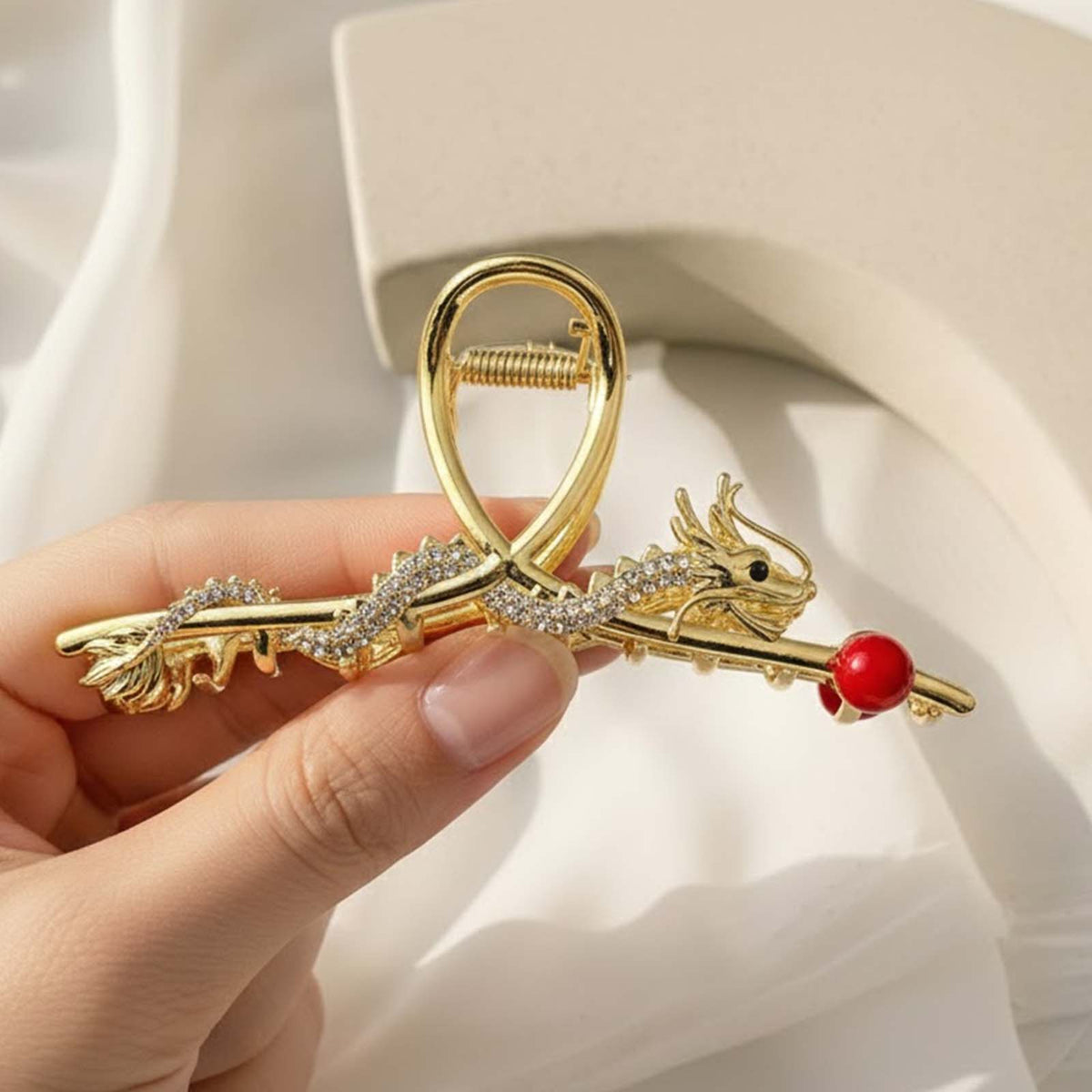 Pince Bijou Aura Dragon Ornée de Strass et Perle Rouge