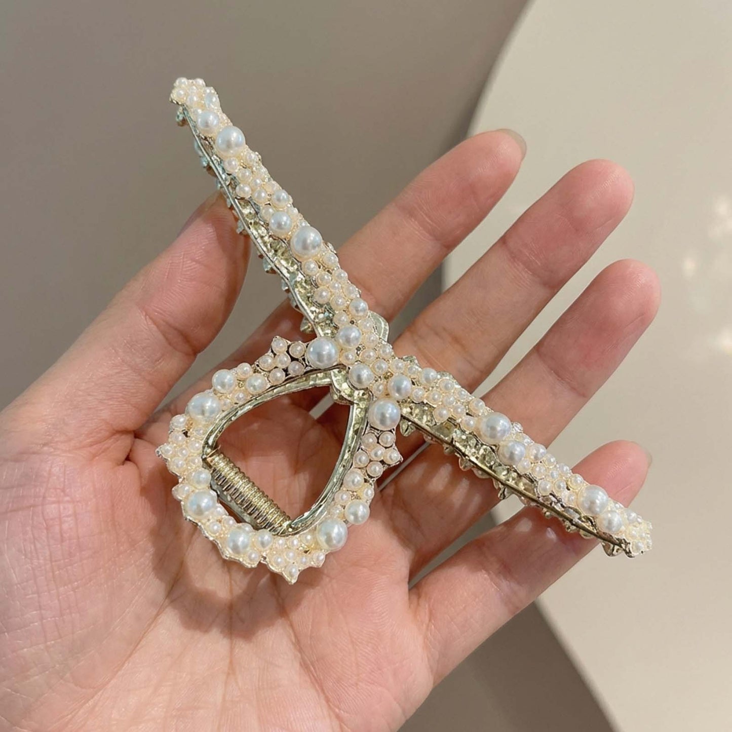 Pince Bijou Perle Dorée Boucle à Détails Nacrés