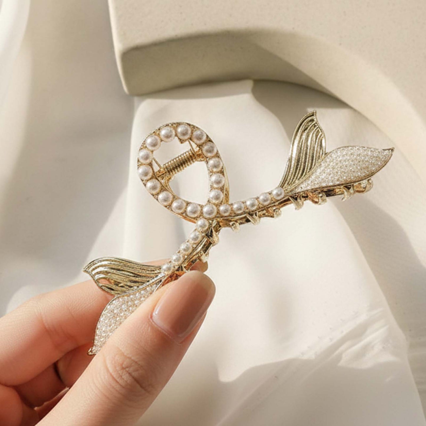 Pince Bijou Grâce Marine aux Détails Perlés