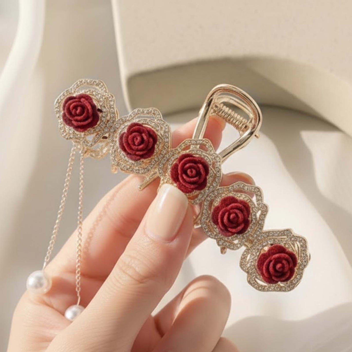 Pince Bijou à Composition Florale Rouge et Perles Pendantes