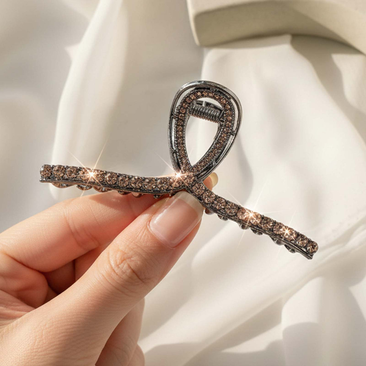 Pince Bijou Éclat Fumé à Boucle Ruban Cristallin