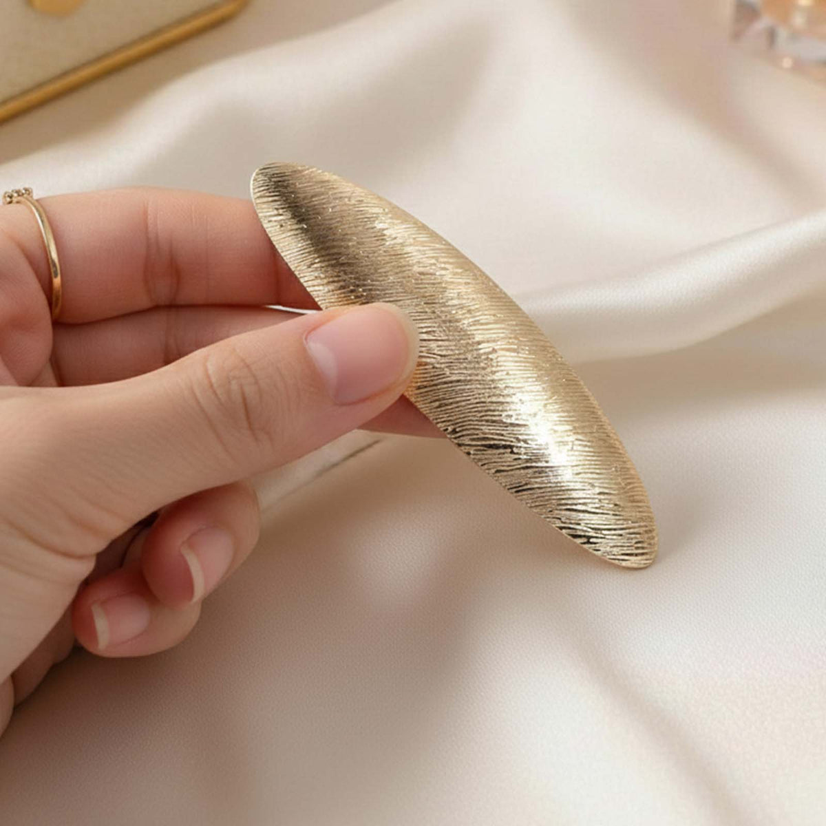 Barrette Minimaliste Dorée Strates Satinés Feuille Texturé