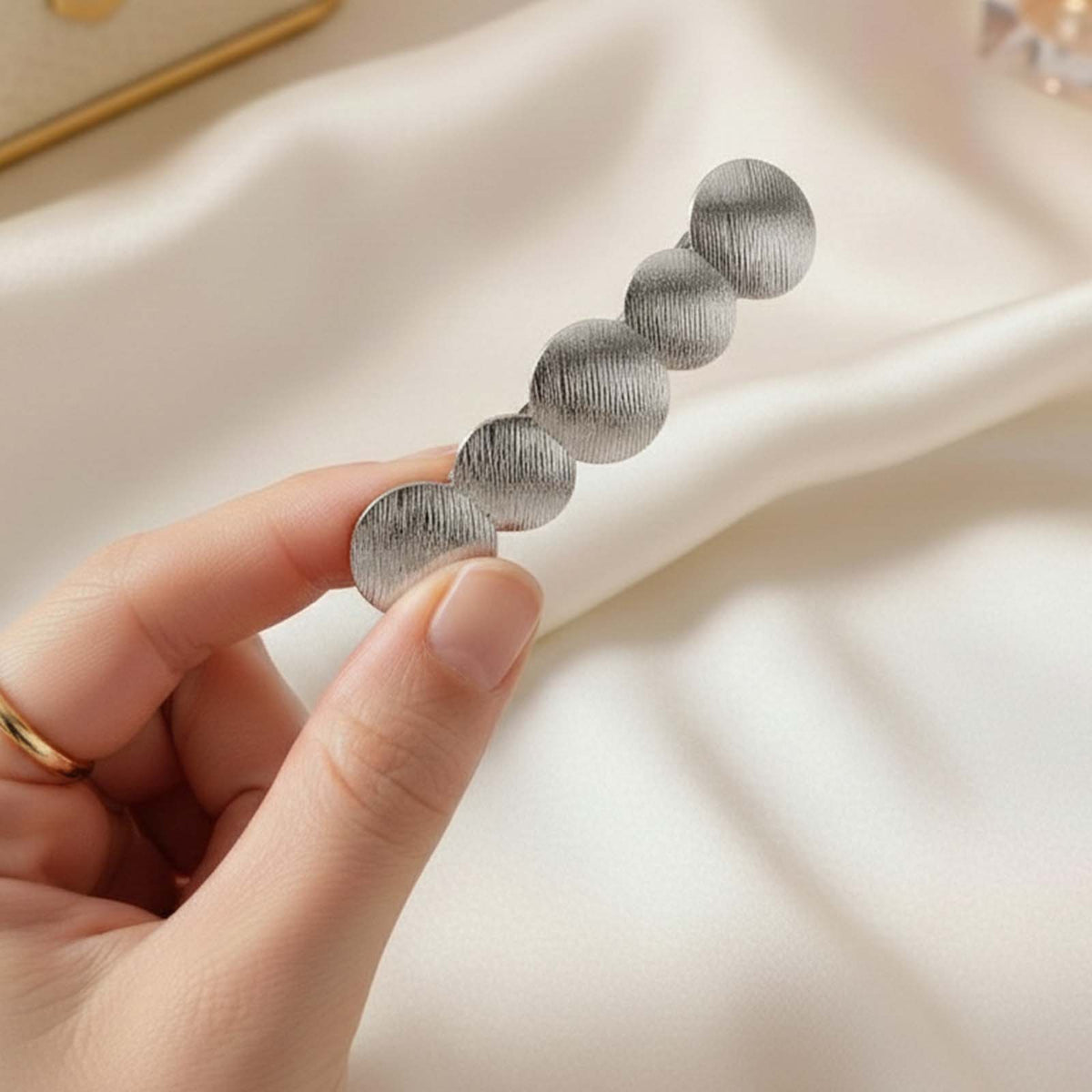 Barrette Minimaliste Argentée Disques Lumière Effet Brossé