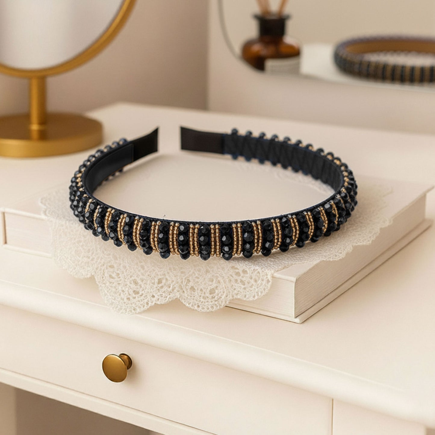 Serre-tête noir élégant à perles décoratives dorées