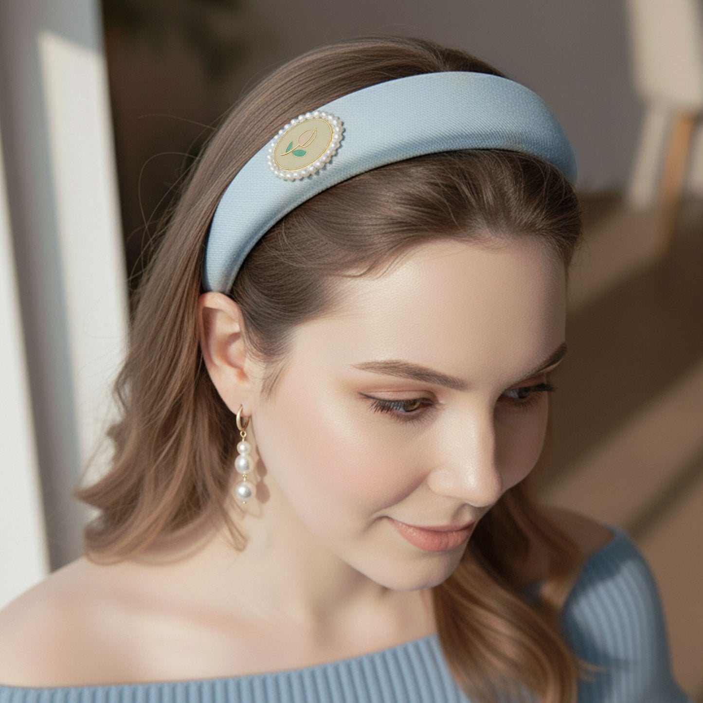 Serre tête satin bleu clair avec médaillon floral tulipe