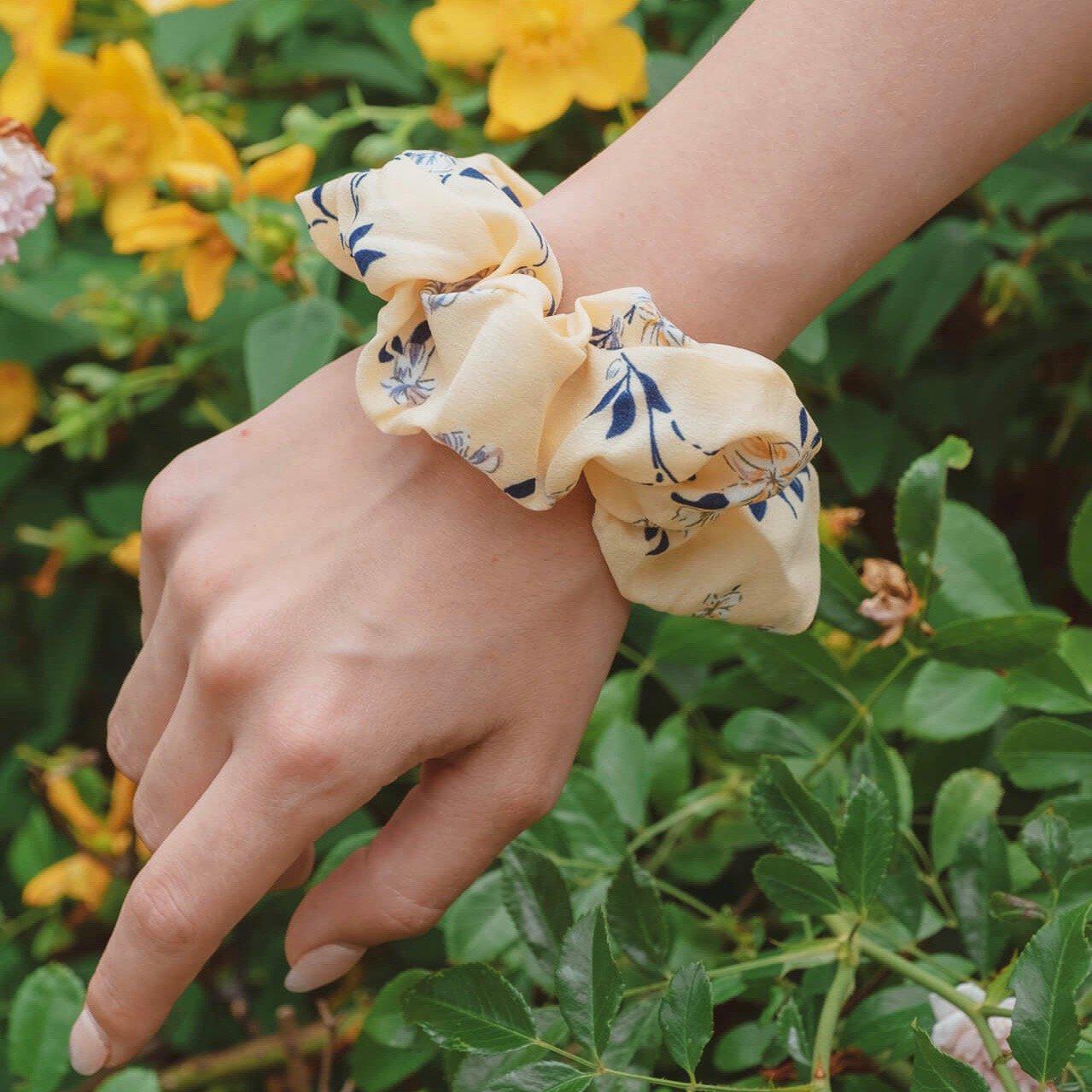 chouchou tissu jaune fleuri