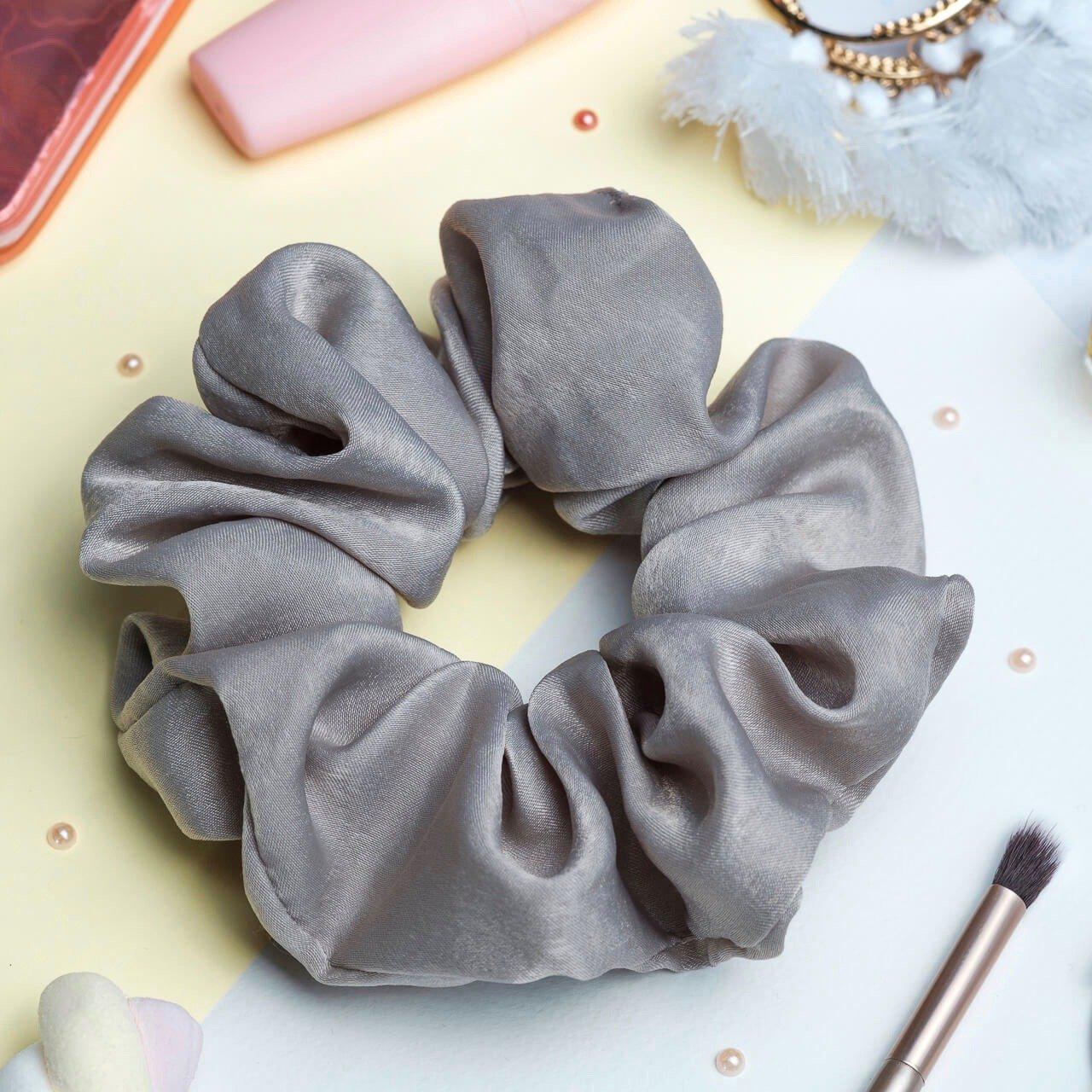 chouchou en satin gris
