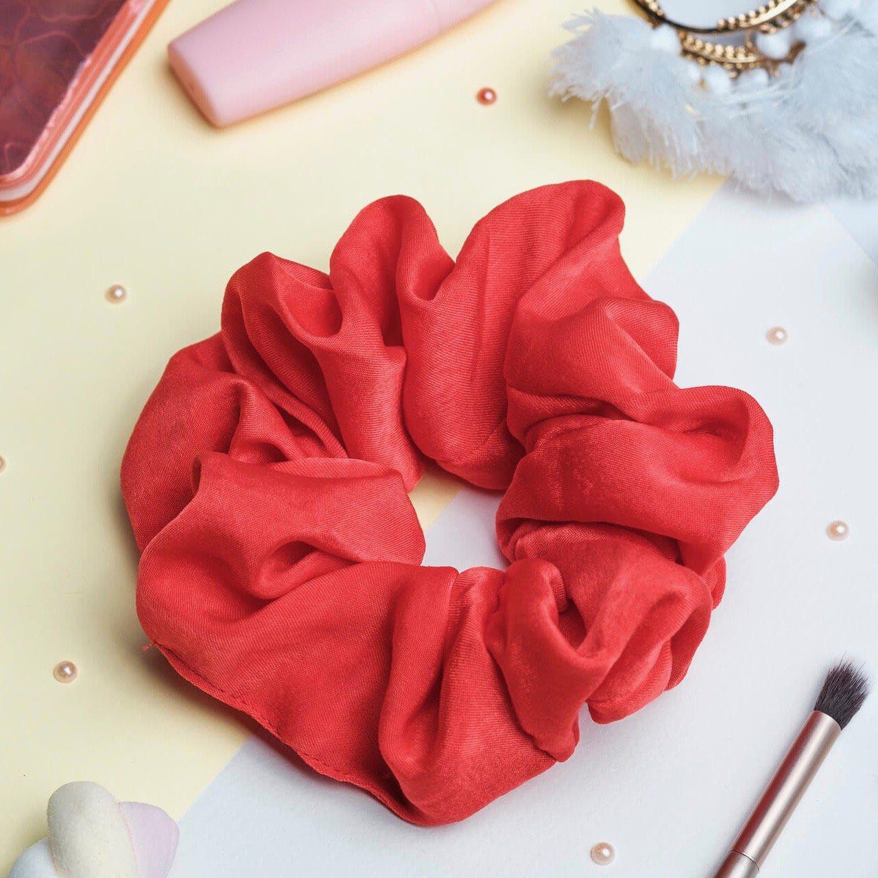 chouchou en satin rouge